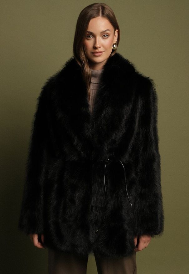 Born2be - Czarna Kurtka Futerko o Prostym Kroju z Cienkim Wiązanym Paskiem Casatte. Okazja: do pracy, na spotkanie biznesowe. Typ kołnierza: golf. Kolor: czarny. Materiał: futro. Wzór: aplikacja. Styl: biznesowy