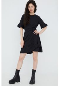 Vero Moda sukienka kolor czarny mini rozkloszowana. Kolor: czarny. Materiał: tkanina, poliester. Typ sukienki: rozkloszowane. Długość: mini #4