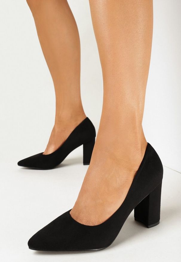 Born2be - Czarne Klasyczne Czółenka na Słupku z Imitacji Zamszu Lekina. Nosek buta: szpiczasty. Kolor: czarny. Materiał: zamsz. Obcas: na słupku. Styl: klasyczny