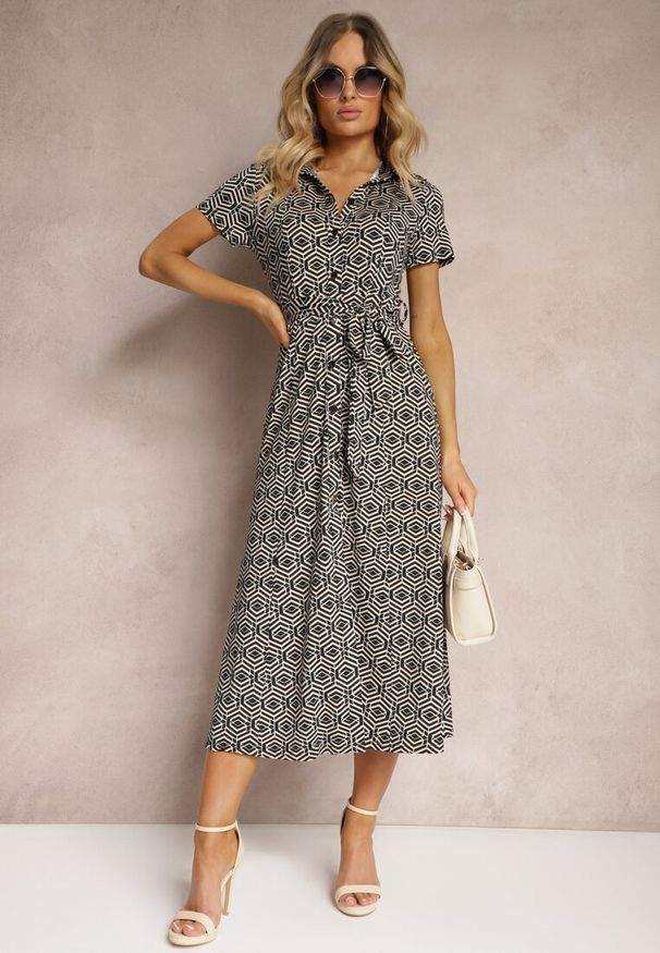 Renee - Czarna Koszulowa Sukienka w Geometryczny Wzór Zapinana na Guziki Xarrah. Okazja: na co dzień. Kolor: czarny. Materiał: tkanina. Długość rękawa: krótki rękaw. Wzór: geometria. Sezon: lato. Typ sukienki: koszulowe. Styl: elegancki, casual, klasyczny