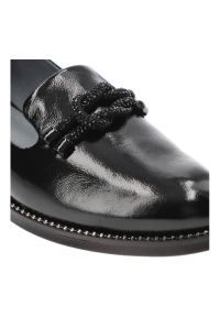 Czarne Mokasyny Armodo Modne Buty Damskie. Okazja: do pracy, na co dzień, na spotkanie biznesowe. Kolor: czarny. Materiał: skóra. Obcas: na obcasie. Styl: klasyczny, casual, elegancki, biznesowy. Wysokość obcasa: średni