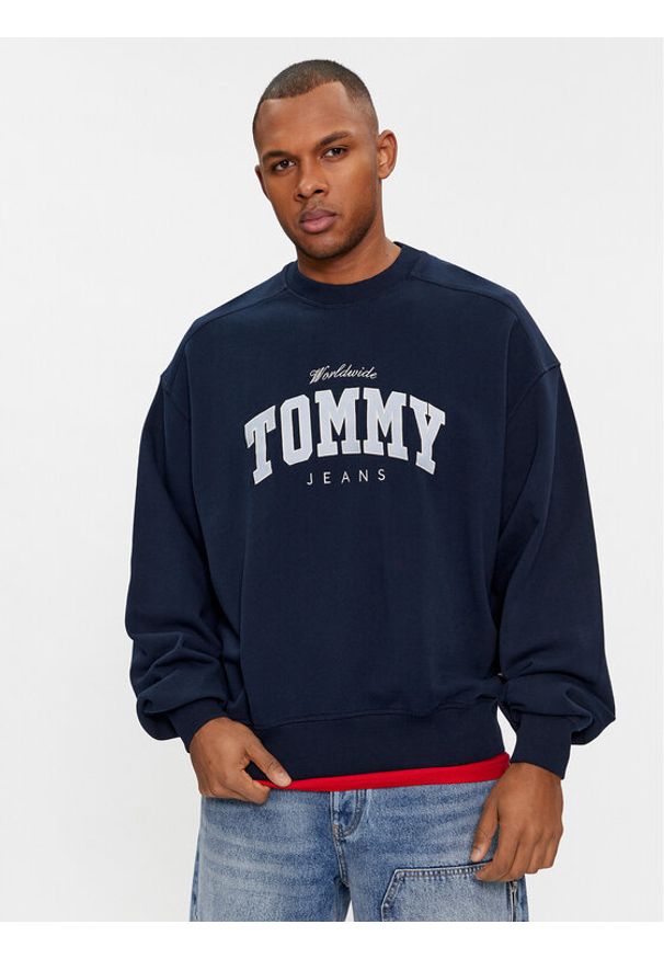 Tommy Jeans Bluza Varsity DM0DM18386 Granatowy Boxy Fit. Kolor: niebieski. Materiał: bawełna