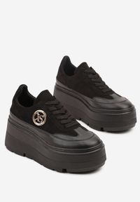 Born2be - Czarne Sneakersy Vices na Platformie Zdobione Okrągłą Aplikacją Wodvire. Okazja: na co dzień, na spacer. Nosek buta: okrągły. Kolor: czarny. Materiał: jeans. Szerokość cholewki: normalna. Wzór: aplikacja. Obcas: na platformie. Sport: turystyka piesza