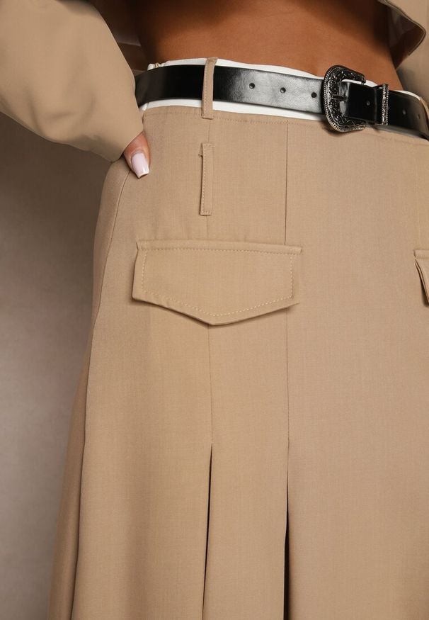 Renee - Beżowa Spódnica High Waist z Plisami Wykończona Imitacją Kieszeni i Paskiem Evilenes. Okazja: do pracy, na spotkanie biznesowe. Stan: podwyższony. Kolor: beżowy. Styl: elegancki, biznesowy