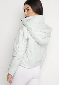 Born2be - Miętowa Pikowana Kurtka z Kapturem i Lekkim Ociepleniem Ninirila. Okazja: na spacer. Typ kołnierza: kaptur. Kolor: miętowy. Materiał: jeans. Długość: krótkie. Styl: klasyczny, elegancki #2