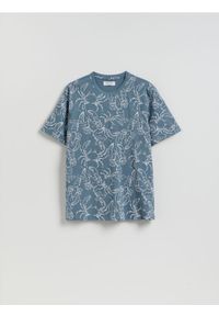 Reserved - T-shirt regular z nadrukiem allover - jasnoniebieski. Kolor: niebieski. Materiał: bawełna, dzianina. Wzór: nadruk #1