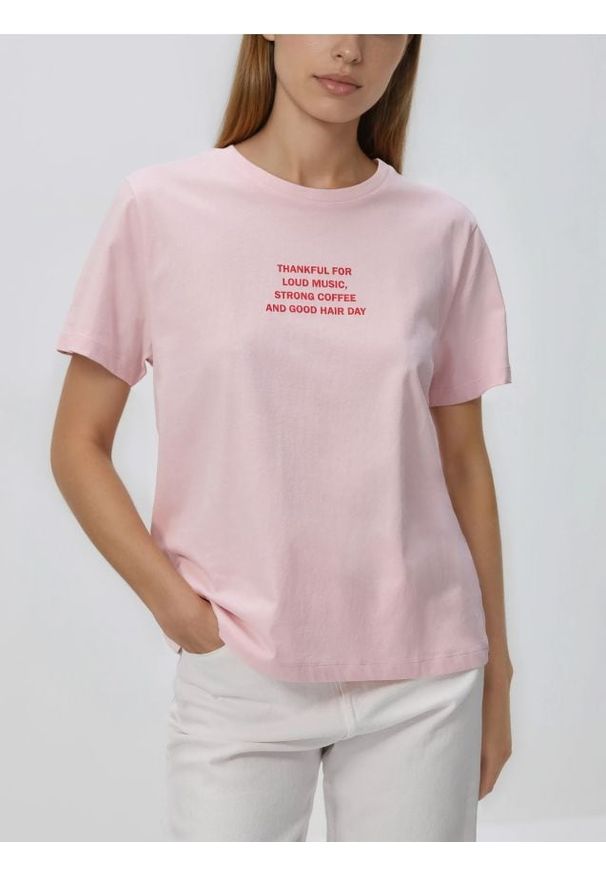 Reserved - T-shirt z napisem - różowy. Kolor: różowy. Materiał: bawełna. Wzór: napisy