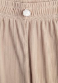 Renee - Beżowe Szerokie Spodnie High Waist z Prążkowanej Tkaniny z Ozdobnym Guzikiem Dalifa. Stan: podwyższony. Kolekcja: plus size. Kolor: beżowy. Materiał: tkanina, prążkowany. Długość: krótkie. Styl: glamour #5