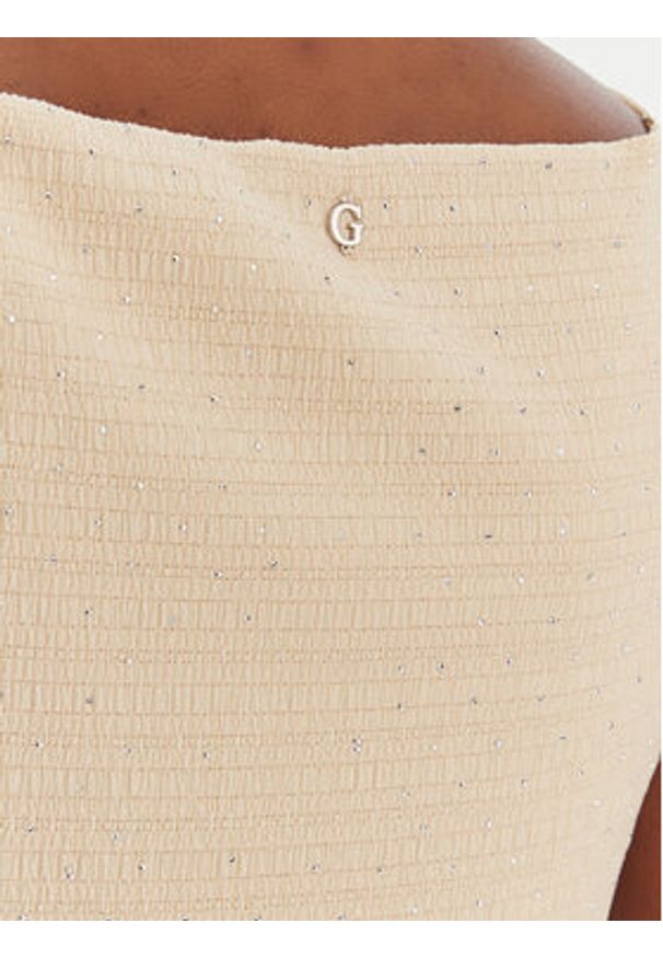 Guess Sukienka koktajlowa W6GKA1 K3488 Beżowy Slim Fit. Kolor: beżowy. Materiał: syntetyk. Styl: wizytowy