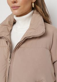 Born2be - Beżowa Pudełkowa Kurtka Pikowana Saibmi. Kolor: beżowy. Długość rękawa: długi rękaw. Długość: długie. Wzór: aplikacja #5