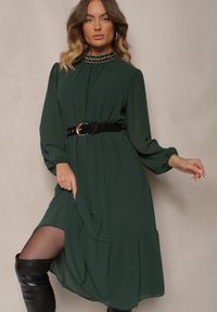 Renee - Zielona Sukienka z Aplikacjami na Stójce i z Gumką w Talii Lilora. Typ kołnierza: kołnierzyk stójkowy. Kolor: zielony. Długość rękawa: długi rękaw. Wzór: aplikacja. Typ sukienki: proste. Styl: elegancki #4