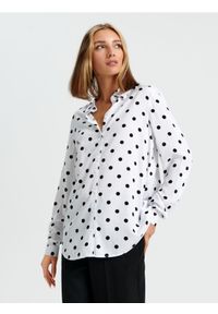 Sinsay - Koszula w grochy - biały. Kolor: biały. Materiał: skóra, wiskoza. Wzór: grochy. Styl: elegancki