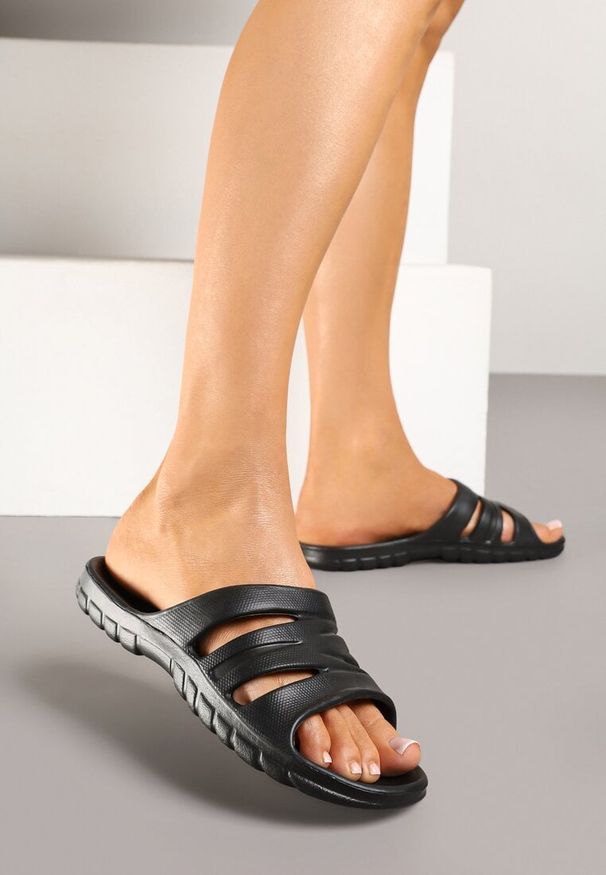 Born2be - Czarne Piankowe Klapki z Ozdobnymi Wycięciami Solritia. Okazja: na plażę, na spacer. Kolor: czarny. Materiał: jeans. Sezon: lato