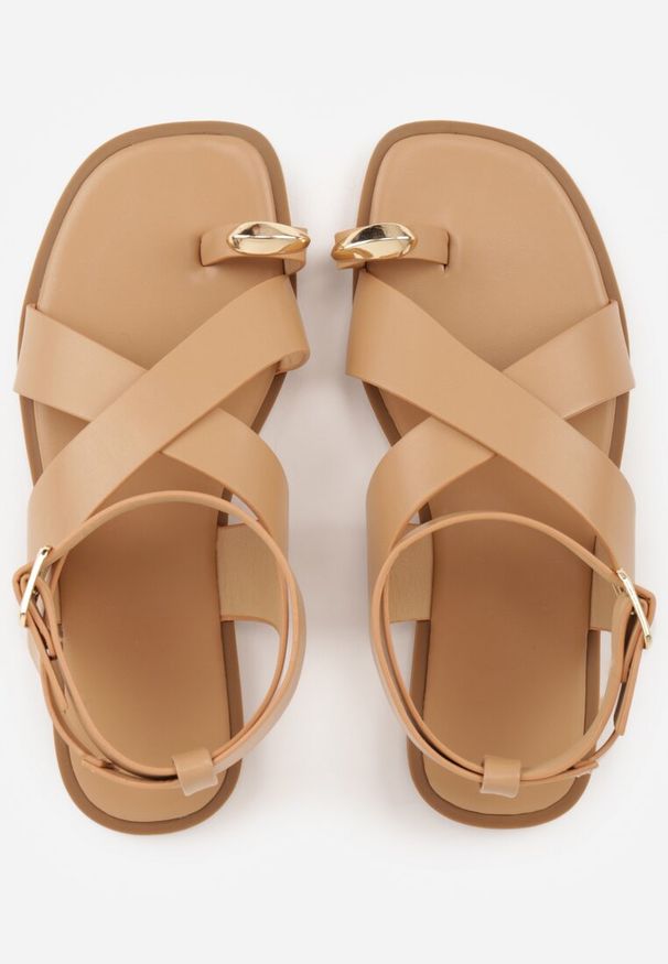 Renee - Ciemnobeżowe Sandały z Paskiem na Palec z Metaliczną Aplikacją i Klamerką Ailintra. Okazja: na co dzień. Zapięcie: pasek. Kolor: beżowy. Wzór: aplikacja. Styl: casual, elegancki