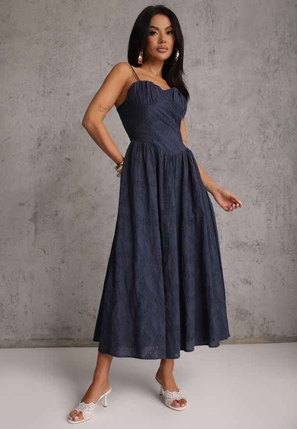 Renee - Granatowa Rozkloszowana Sukienka z Bawełny na Ramiączka Zdobiona Haftem Adozaphaura. Okazja: na co dzień, na randkę, na imprezę. Typ kołnierza: dekolt gorset. Kolor: niebieski. Wzór: aplikacja, haft. Typ sukienki: rozkloszowane, gorsetowe. Materiał: bawełna. Długość rękawa: na ramiączkach. Sezon: lato. Styl: casual