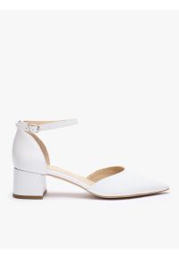 Ryłko - Białe ślubne czółenka na słupku. Okazja: na wesele, na ślub cywilny. Zapięcie: sprzączka. Kolor: biały. Materiał: skóra. Obcas: na słupku. Styl: casual, elegancki, street. Wysokość obcasa: średni #1