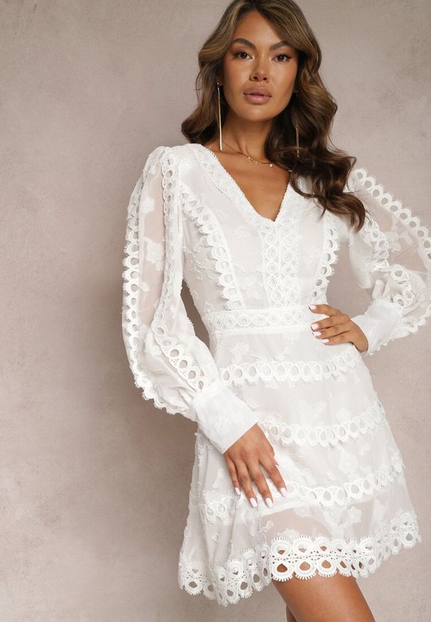 Renee - Biała Haftowana Sukienka Mini z Guzikami i Ażurowymi Wstawkami Albastra. Kolor: biały. Materiał: materiał. Wzór: ażurowy, haft. Styl: boho. Długość: mini