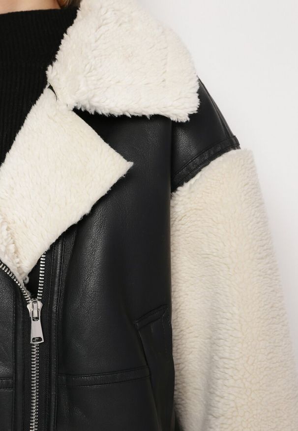 Born2be - Czarno-Biała Kurtka Ramoneska z Kożuszkiem Zirara. Okazja: na co dzień. Kolor: czarny. Materiał: futro, jeans. Wzór: paski, aplikacja. Styl: klasyczny, casual, elegancki