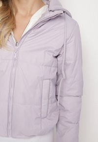 Born2be - Jasnofioletowa Kurtka Pikowana z Materiałowym Kapturem Odpinanym Jasilea. Okazja: na co dzień. Kolor: fioletowy. Materiał: materiał. Styl: casual #6