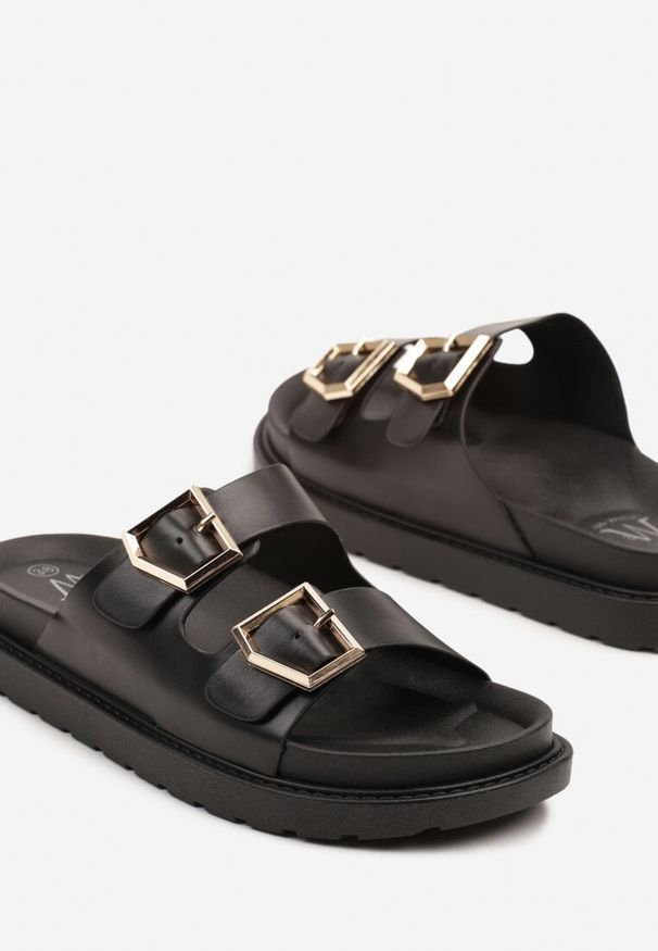 Born2be - Czarne Klapki z Ozdobnymi Klamrami Edilwena. Okazja: na co dzień. Kolor: czarny. Sezon: lato. Styl: elegancki, casual