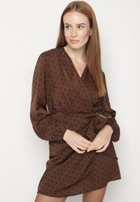 Born2be - Brązowa Sukienka Kopertowa w Kropki z Wiązaniem w Talii Enevie. Okazja: na co dzień. Kolor: brązowy. Wzór: kropki. Typ sukienki: kopertowe. Styl: casual, elegancki #3