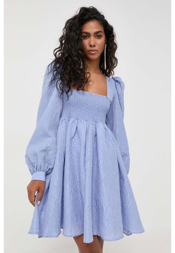 Custommade sukienka kolor niebieski mini rozkloszowana. Typ kołnierza: dekolt w karo. Kolor: niebieski. Typ sukienki: rozkloszowane. Długość: mini