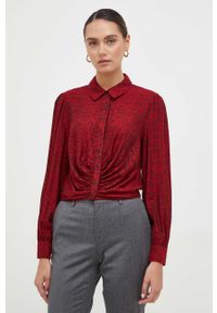 Guess koszula damska kolor czerwony regular z kołnierzykiem klasycznym. Typ kołnierza: kołnierzyk klasyczny. Kolor: czerwony. Materiał: tkanina. Długość rękawa: długi rękaw. Długość: długie. Styl: klasyczny