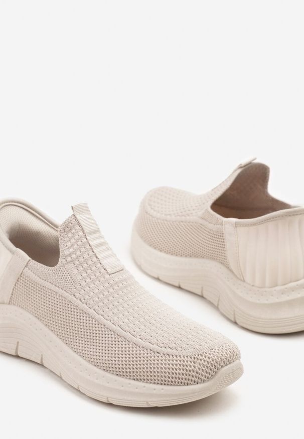 Born2be - Beżowe Wsuwane Buty Sportowe Sneakersy na Tłoczonej Podeszwie Fadema. Okazja: na co dzień. Zapięcie: bez zapięcia. Kolor: beżowy