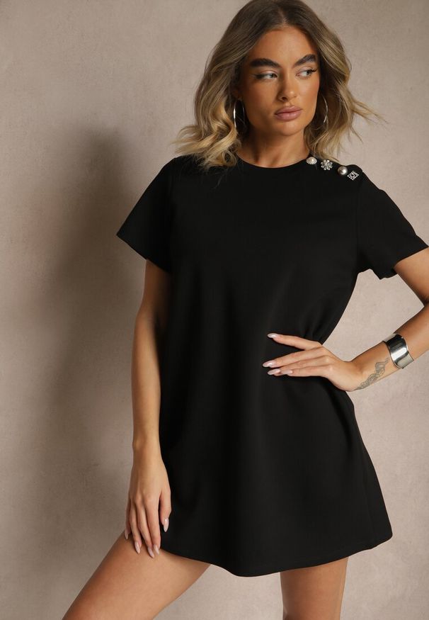 Renee - Czarna Sukienka z Bawełną o Trapezowym Kroju z Guzikami Delynne. Kolor: czarny. Materiał: bawełna. Typ sukienki: trapezowe. Styl: klasyczny, elegancki