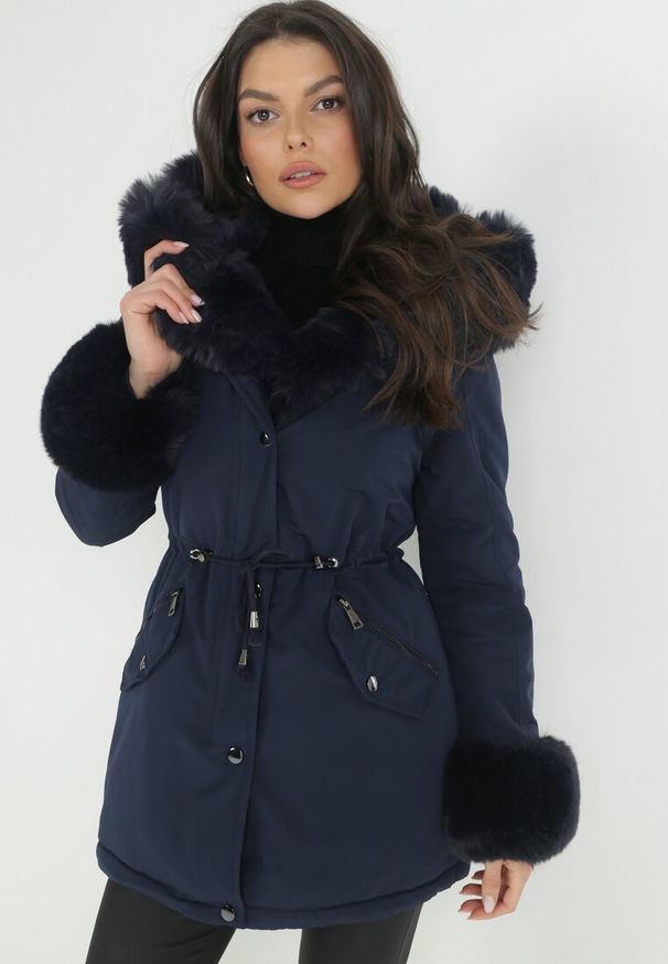 Born2be - Granatowa Kurtka Parka z Kapturem i Wstawkami z Futerka Caranze. Okazja: na co dzień. Typ kołnierza: kaptur. Kolor: niebieski. Materiał: futro. Sezon: zima, jesień. Styl: casual