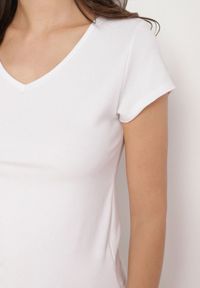 Born2be - Biały T-shirt z Wiskozą z Prążkowanej Dzianiny Ralendria. Okazja: na co dzień. Typ kołnierza: dekolt w serek. Kolor: biały. Materiał: dzianina, wiskoza, prążkowany. Wzór: aplikacja, prążki. Styl: klasyczny, casual #6