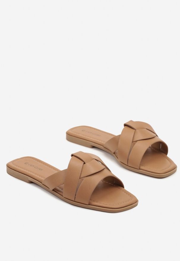 Renee - Jasnobrązowe Klapki Ozdobione Geometryczną Cholewką Orrona. Okazja: na co dzień. Kolor: brązowy. Materiał: jeans. Wzór: geometria, aplikacja. Styl: casual, klasyczny