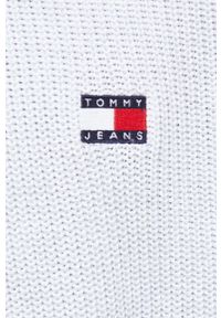Tommy Jeans sweter bawełniany kolor szary. Kolor: szary. Materiał: bawełna. Wzór: aplikacja. Styl: klasyczny #3