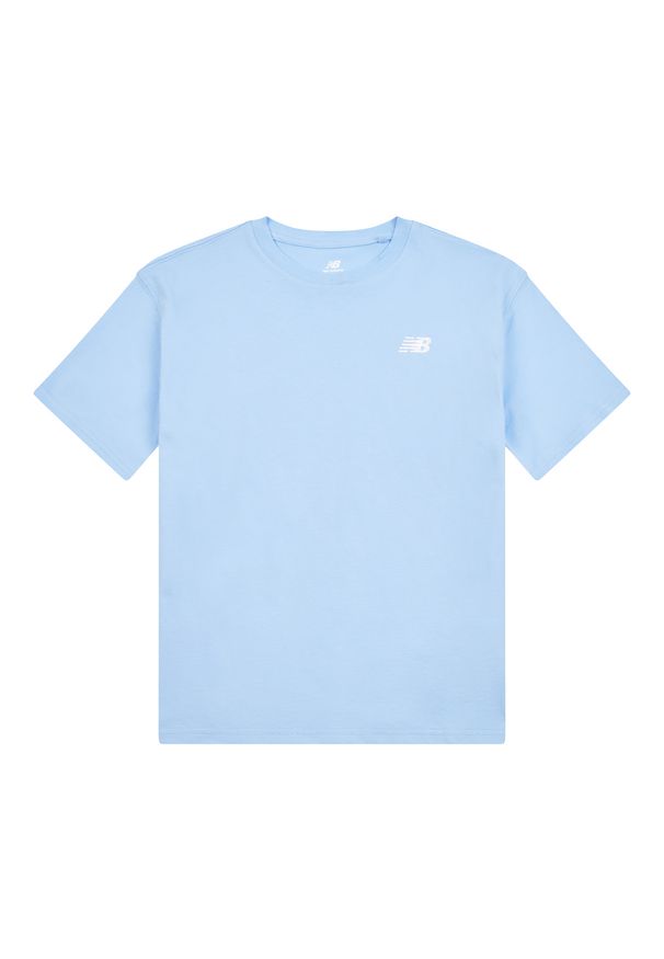 Koszulka dziecięca New Balance LAKB0001ELE – niebieska. Kolor: niebieski. Materiał: materiał, bawełna. Długość rękawa: krótki rękaw. Długość: krótkie. Wzór: aplikacja