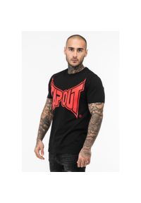 TAPOUT - T-shirt o klasycznym kroju Tapout Logo. Kolor: czerwony, wielokolorowy, czarny. Materiał: bawełna #1