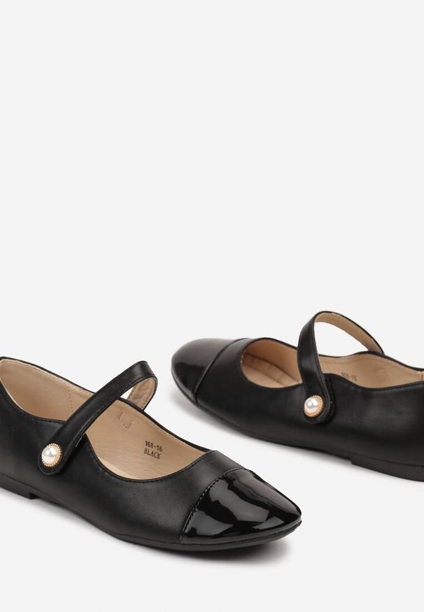 Born2be - Czarne Płaskie Balerinki Ozdobione Paskiem na Rzep i Lakierowanym Noskiem Sailerra. Okazja: na co dzień. Zapięcie: rzepy. Kolor: czarny. Materiał: lakier. Wzór: aplikacja. Styl: casual, elegancki