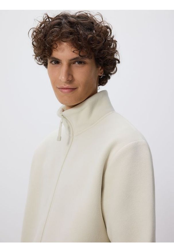 Reserved - Polarowa bluza ze stójką - złamana biel. Typ kołnierza: kołnierzyk stójkowy. Materiał: polar