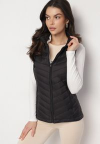 Born2be - Czarna Pikowana Kamizelka z Odpinanym Kapturem i Kieszeniami Ninallia. Okazja: na co dzień. Kolor: czarny. Materiał: jeans. Styl: sportowy, elegancki, casual