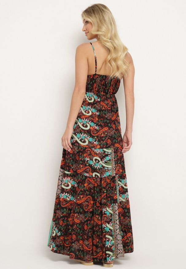 Born2be - Czarno-Pomarańczowa Wiskozowa Sukienka z Kopertowym Dekoltem z Gumką w Pasie i Falbanką Santantia. Okazja: na co dzień, na randkę. Kolor: czarny. Materiał: wiskoza. Długość rękawa: na ramiączkach. Typ sukienki: kopertowe. Styl: casual, klasyczny