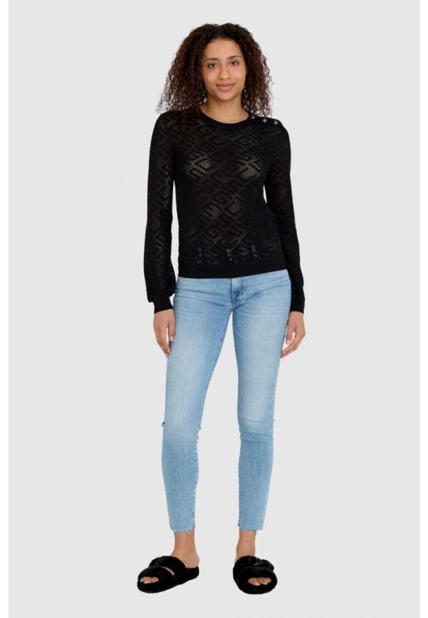 Guess - GUESS Czarny sweterek dzianinowy w monogram guess. Kolor: czarny. Materiał: wiskoza
