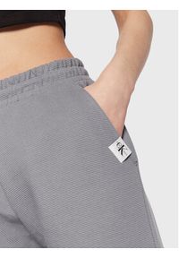 Calvin Klein Jeans Spodnie dresowe J20J220676 Szary Regular Fit. Kolor: szary. Materiał: bawełna, dresówka #4