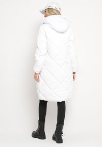 Born2be - Biała Kurtka z Kapturem i Kieszeniami w Kraciaste Pikowane Przeszycia Ettaline. Okazja: na co dzień. Typ kołnierza: kaptur. Kolor: biały. Materiał: jeans. Styl: klasyczny, casual, elegancki, sportowy #3