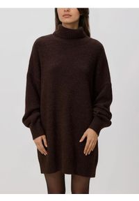 Reserved - Długi sweter z golfem - ciemnobrązowy. Typ kołnierza: golf. Kolor: brązowy. Materiał: wełna, dzianina. Długość: długie #1