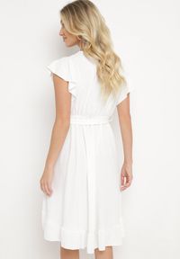 Born2be - Biała Kopertowa Sukienka z Asymetrycznym Dołem Ozdobiona Falbanką z Paskiem w Talii Snidia. Okazja: na co dzień, na spacer. Kolor: biały. Wzór: aplikacja. Sezon: lato. Typ sukienki: asymetryczne, kopertowe. Styl: casual, elegancki, klasyczny #7