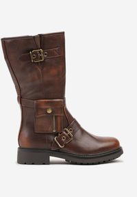 Renee - Brązowe Botki Biker Boots Zdobione Klamerkami i Kieszonką Nalinnea. Okazja: na imprezę, na co dzień. Kolor: brązowy. Materiał: jeans, skóra. Wzór: aplikacja. Styl: elegancki, casual, rockowy