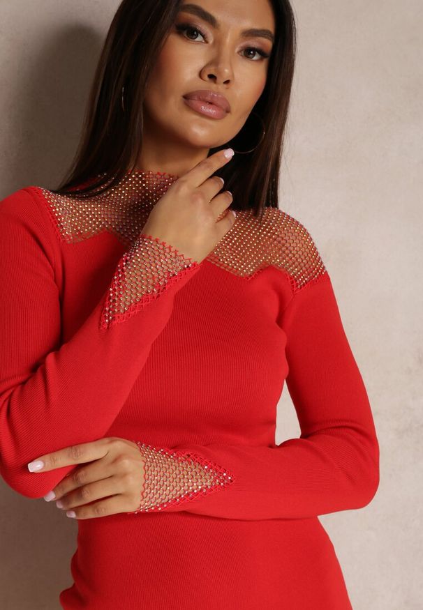 Renee - Czerwona Sukienka Dopasowana z Siateczką przy Dekolcie Yule. Okazja: na co dzień. Kolor: czerwony. Długość rękawa: długi rękaw. Typ sukienki: dopasowane. Styl: klasyczny, casual