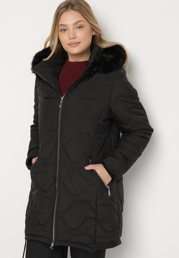Born2be - Czarna Klasyczna Kurtka z Pikowanymi Przeszyciami i Kapturem z Futerkiem Raffisa. Okazja: na co dzień. Kolekcja: plus size. Kolor: czarny. Materiał: futro. Styl: klasyczny