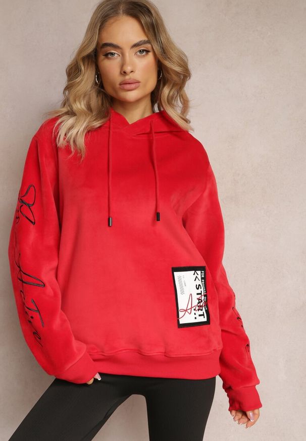 Renee - Czerwona Bluza z Polarem i Haftami na Rękawach Janakame. Okazja: na co dzień, na spacer. Kolor: czerwony. Materiał: polar. Wzór: haft. Sezon: jesień. Styl: casual