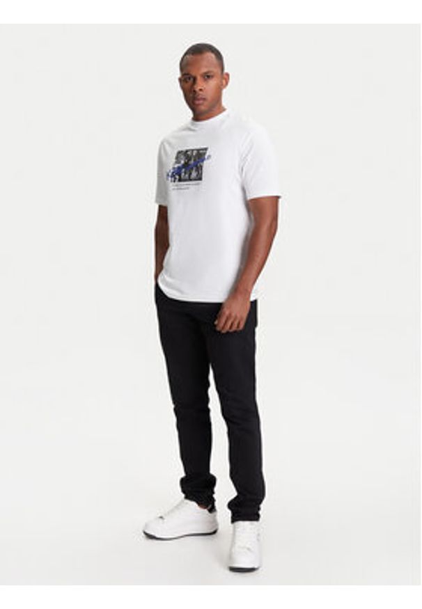 Karl Lagerfeld - KARL LAGERFELD T-Shirt 755143 553225 Biały Regular Fit. Typ kołnierza: dekolt w karo. Kolor: biały. Materiał: bawełna