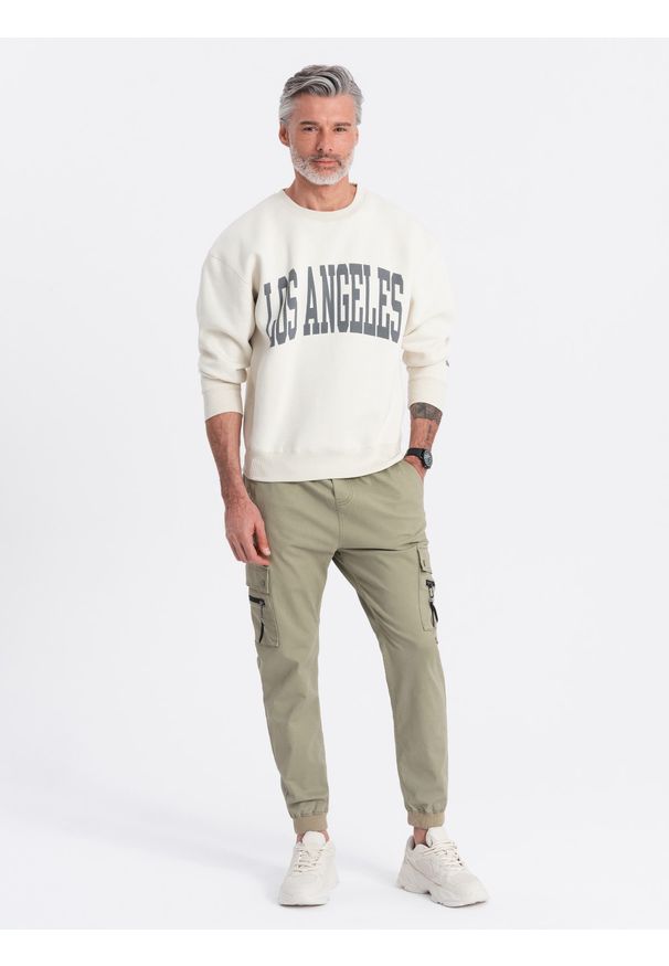 Ombre Clothing - Męskie spodnie JOGGERY z zapinanymi kieszeniami cargo - khaki V1 - Rozmiar: XL. Okazja: na co dzień. Kolor: brązowy. Materiał: bawełna, elastan. Wzór: aplikacja. Styl: casual